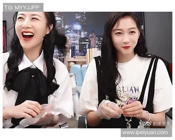 足球明星与女粉丝亲密合影展现温馨瞬间引发热议